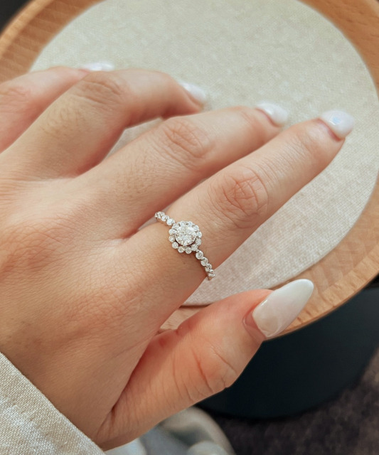 Sidabrinis žiedas su moisanitais 0.86ct
