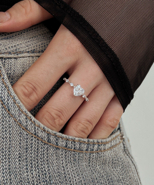 Sidabrinis žiedas su moisanitais "Širdelė" 1.2ct