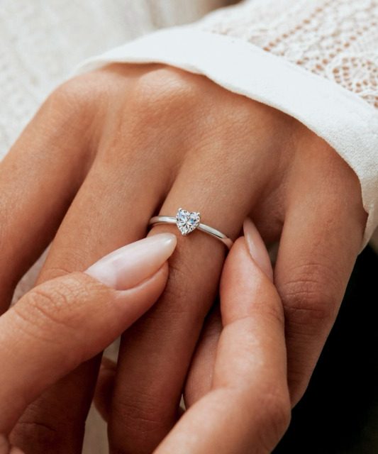 Sidabrinis žiedas su moisanitu "Širdelė" 0.5ct