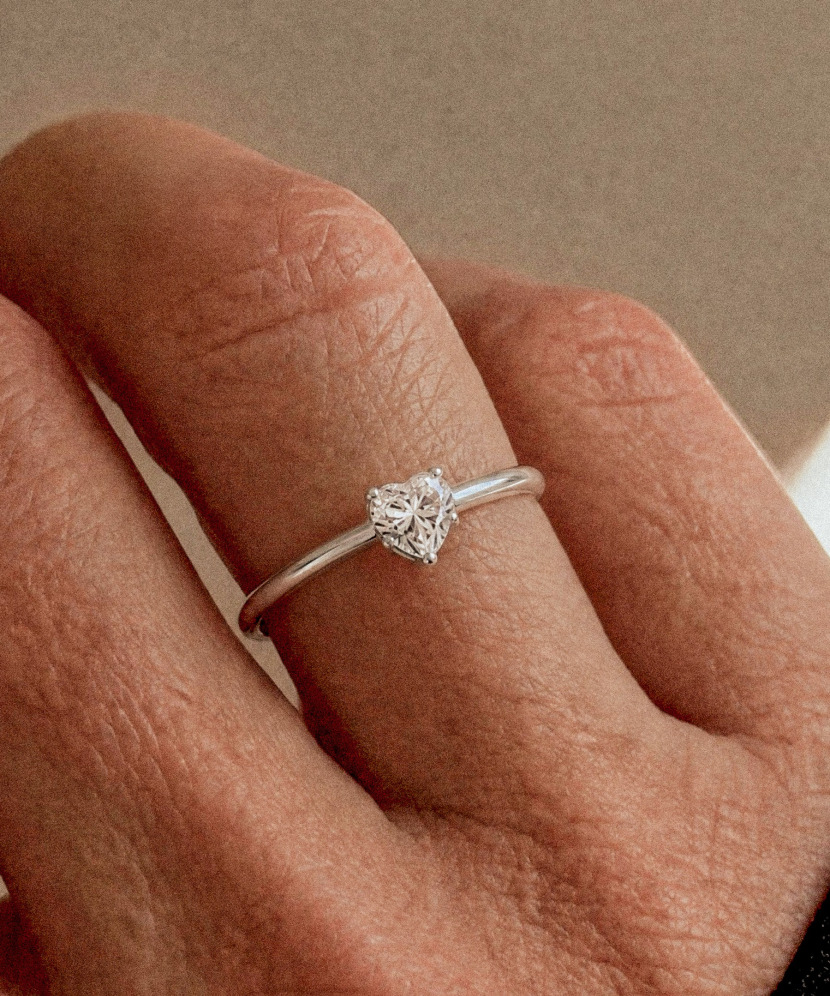 Sidabrinis žiedas su moisanitu "Širdelė" 0.5ct