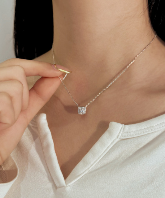 Sidabrinė grandinėlė su moisanito pakabuku 0.5ct
