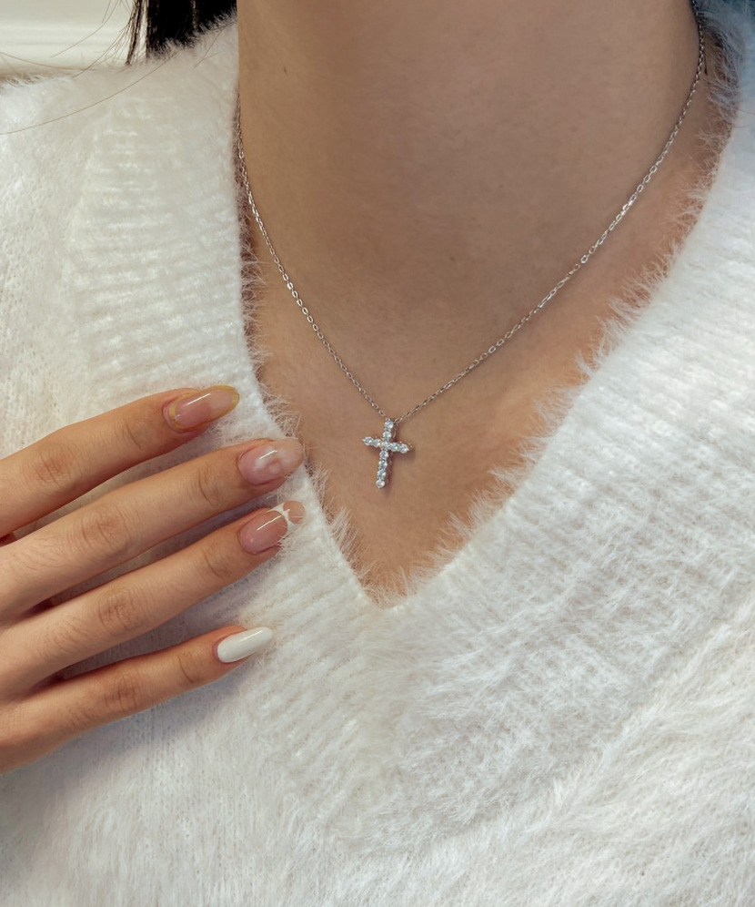 Sidabrinė grandinėlė su moisanito pakabuku "Kryželis" 0.44ct