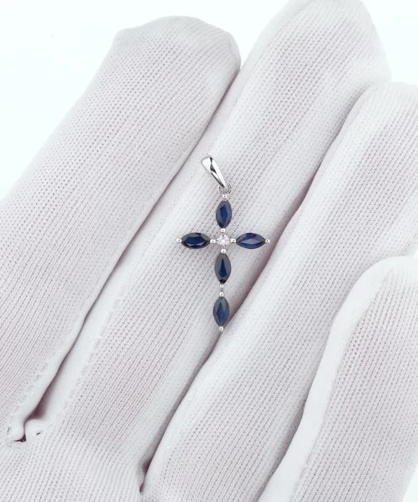 Balto aukso pakabukas su deimantais ir safyrais "Kryželis" - Pakabukai su brangakmeniais - Goldinga