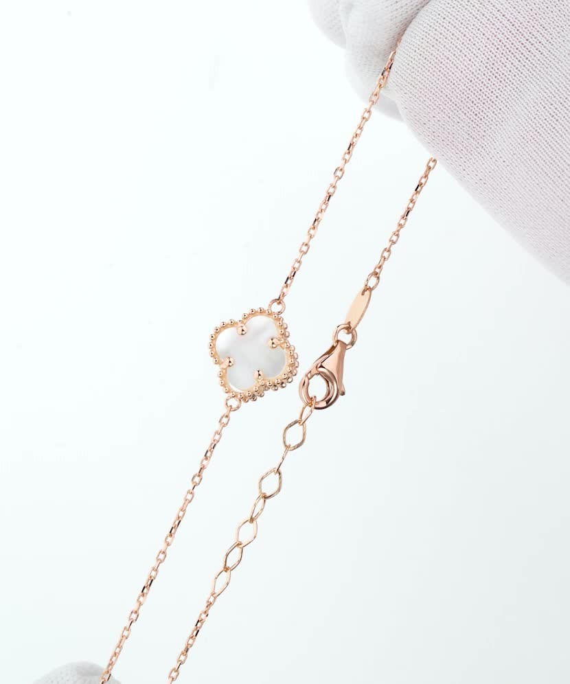 Auksinė apyrankė su perlamutru