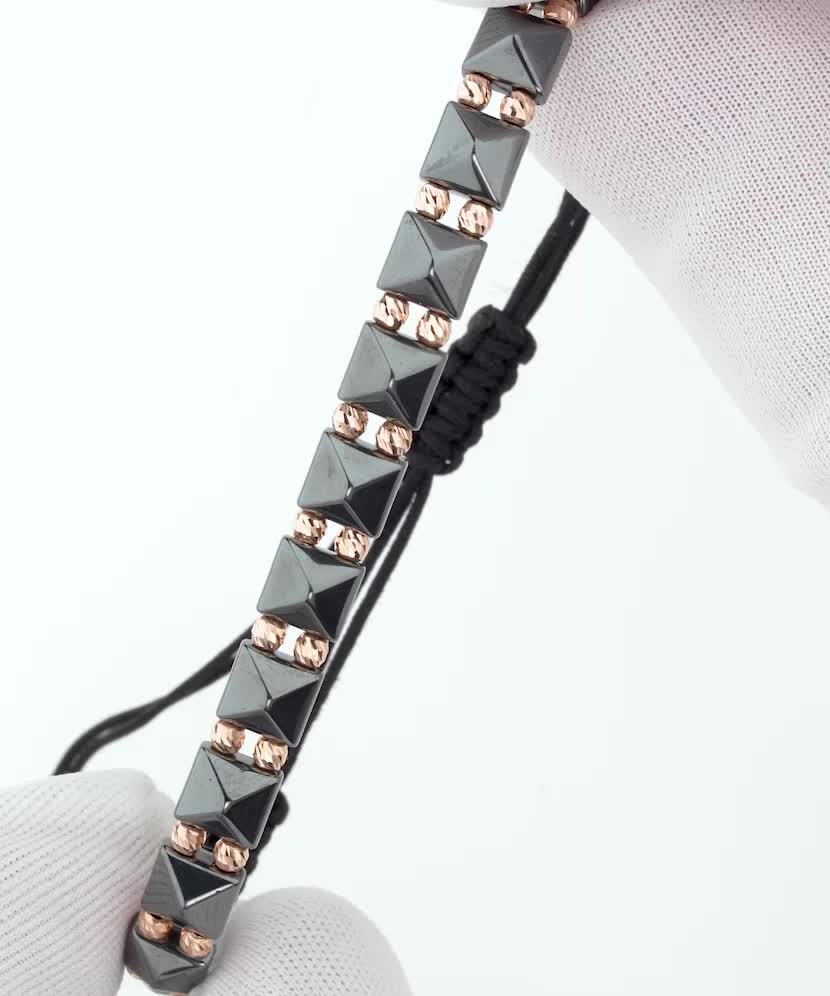 Juodo Siūlo Apyrankė Su Auksu Ir Hematitais