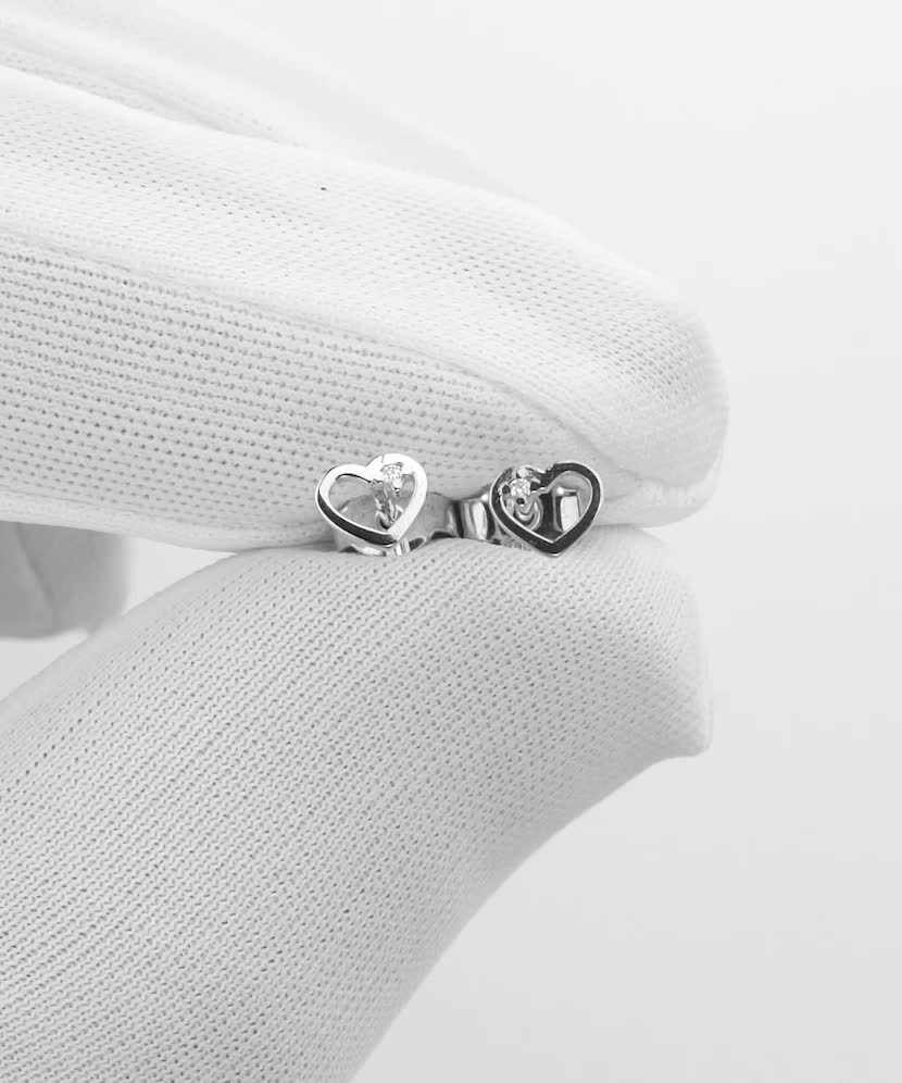 Balto aukso auskarai su deimantais "Širdelė"