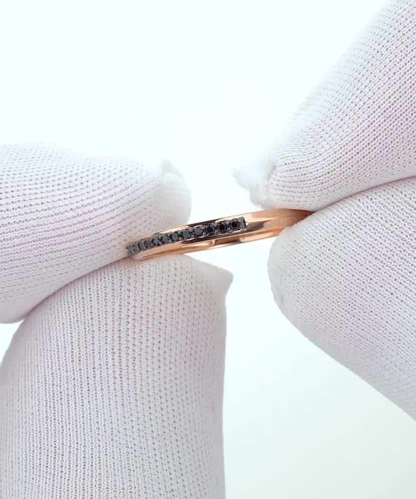 Auksinis žiedas su juodaisiais deimantais