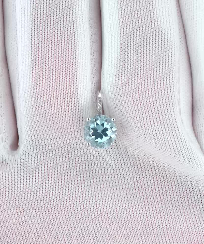 Balto aukso pakabukas su deimantais ir topazu