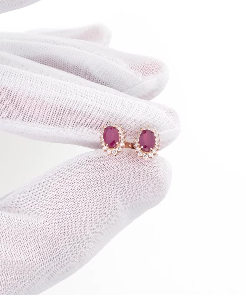 Auksiniai auskarai su deimantais ir rubinais