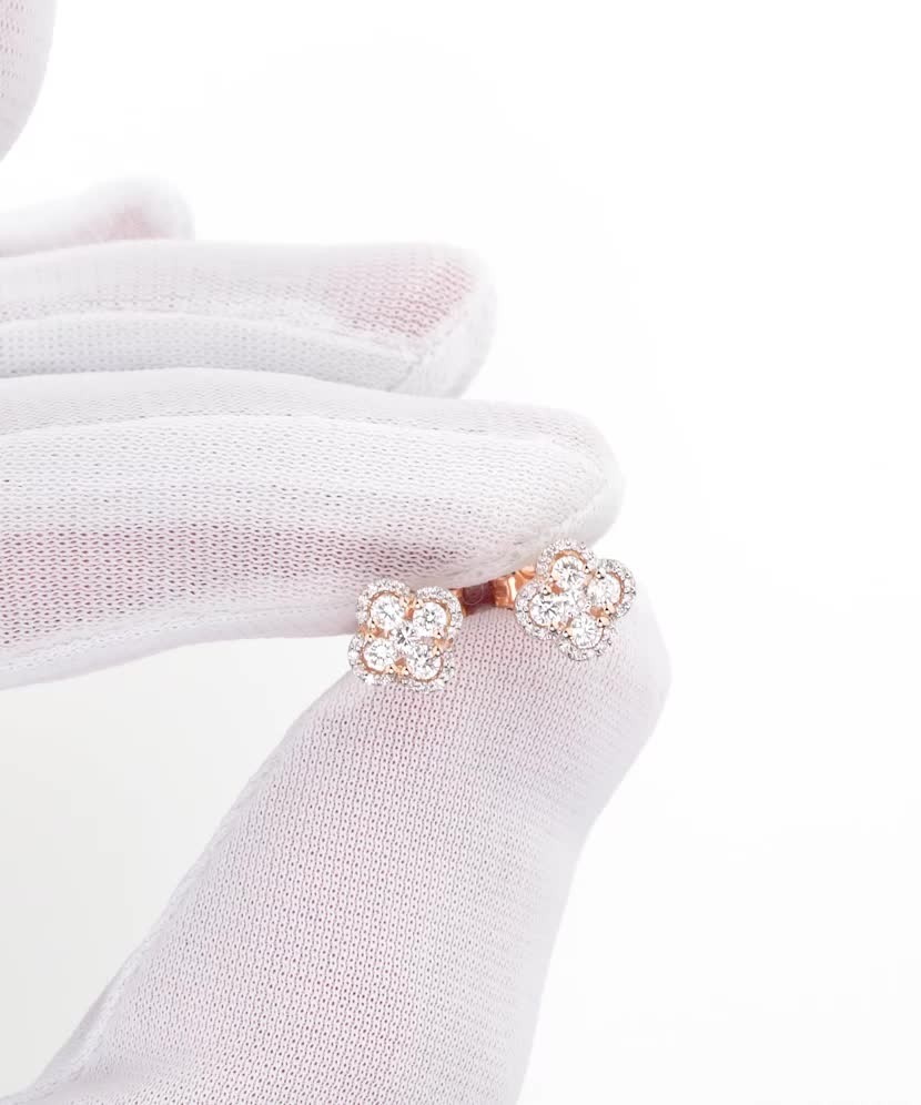 Auksiniai auskarai su deimantais