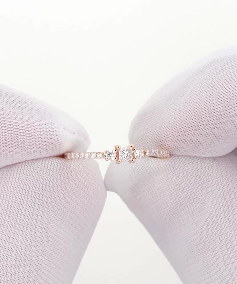 Auksinis žiedas su deimantais