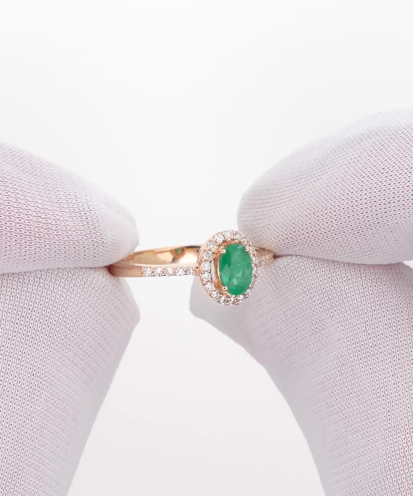 Auksinis žiedas su smaragdu ir deimantais