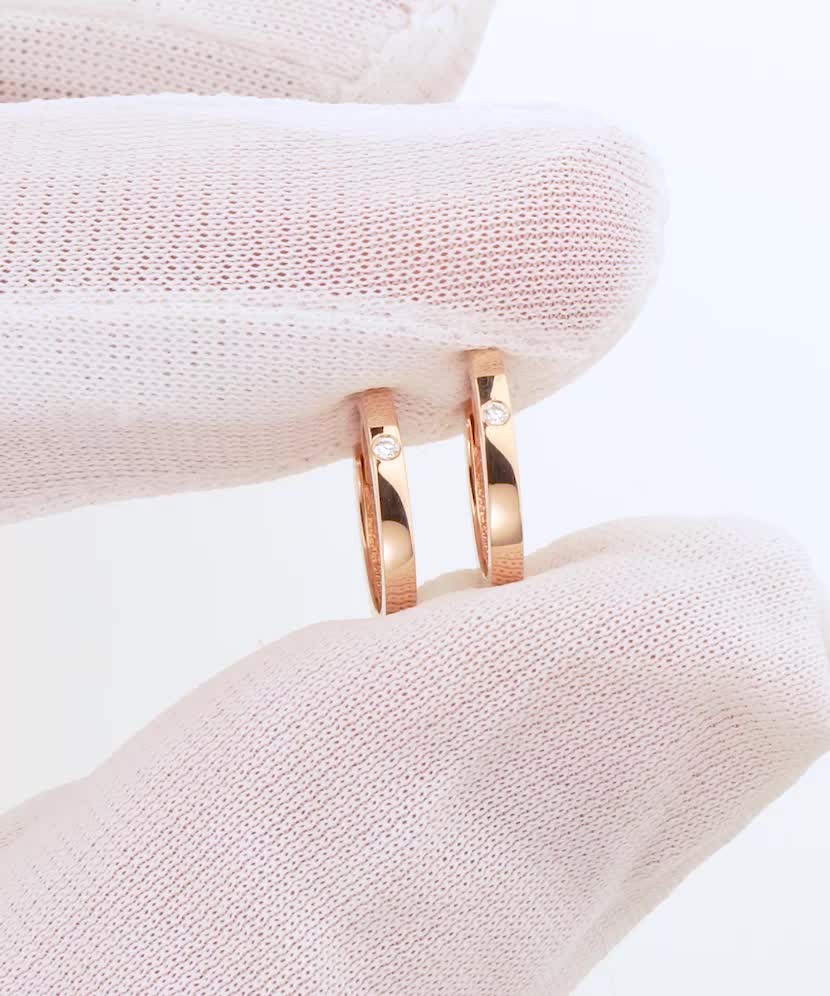 Auksiniai auskarai su deimantais