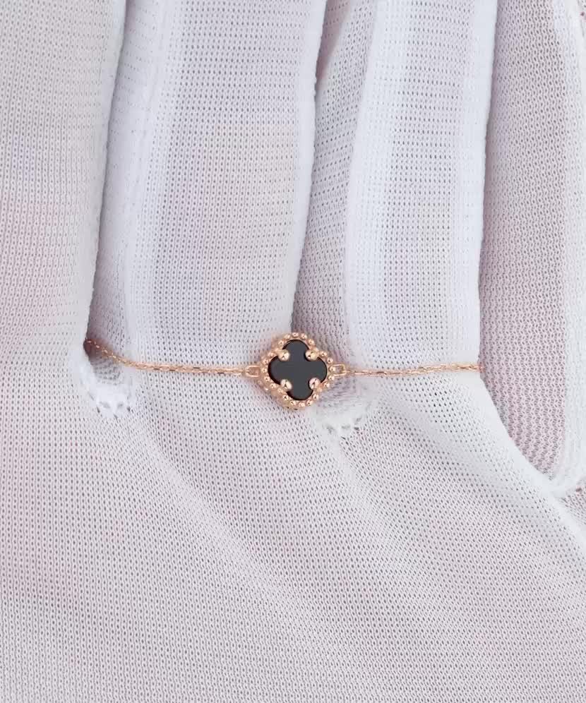 Auksinė grandinėlė su onikso pakabuku