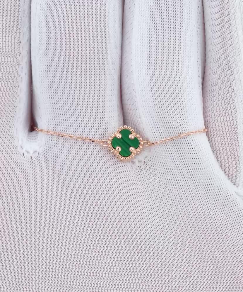 Auksinė grandinėlė su malachito pakabuku