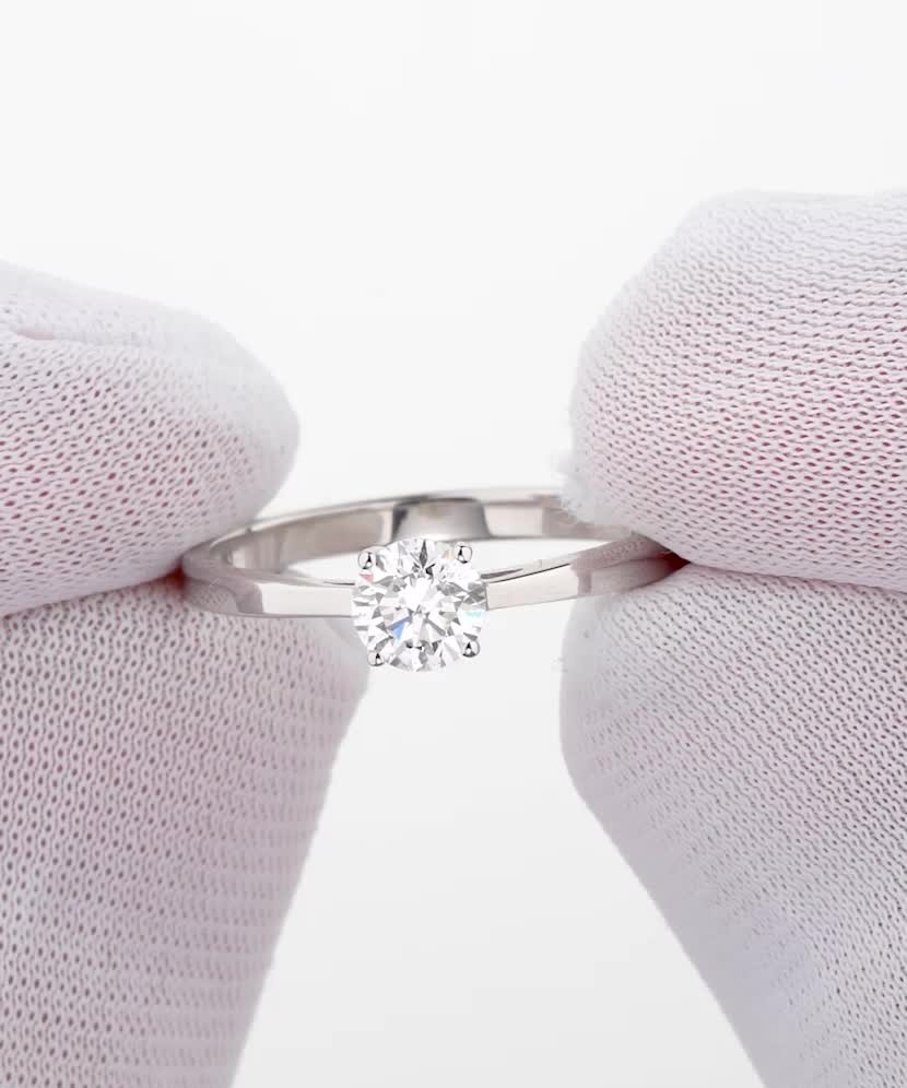 Balto aukso žiedas su deimantu (0.50ct)