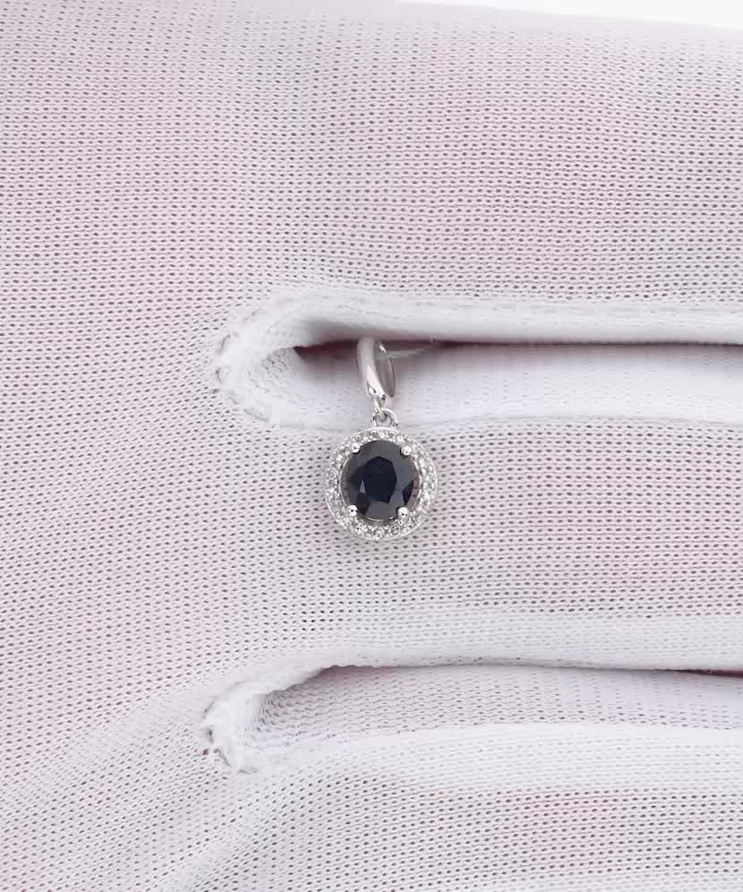 Balto aukso pakabukas su safyru ir deimantais