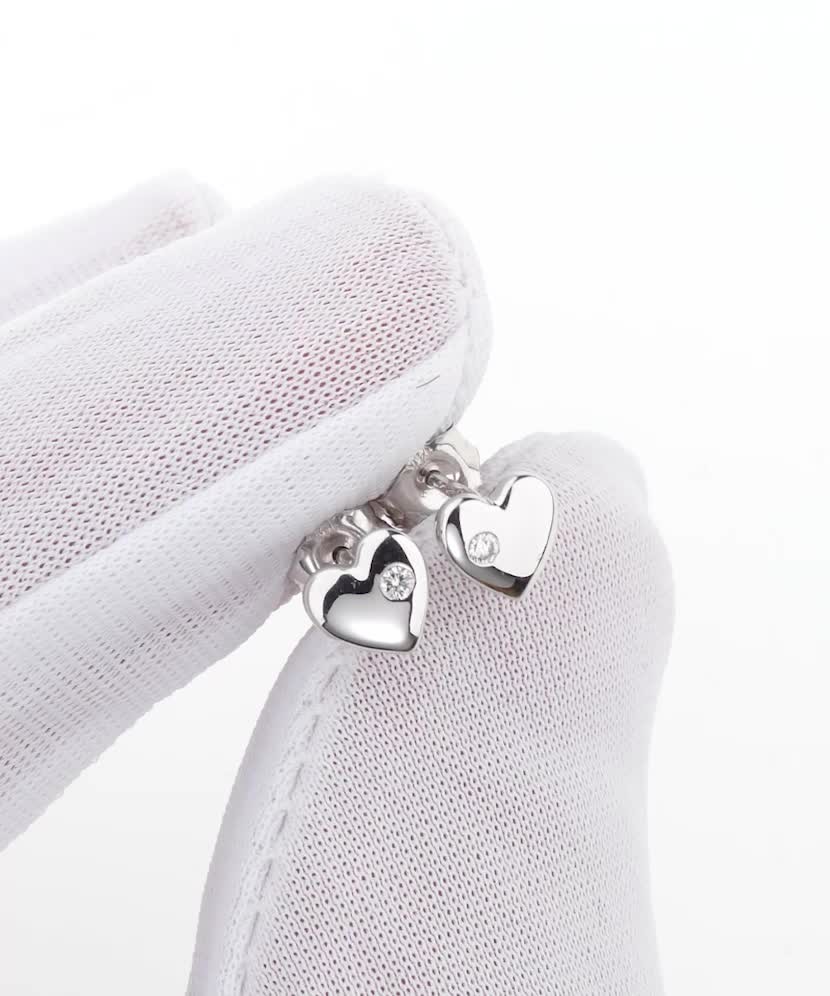 Balto aukso auskarai su demantais "Širdelė"