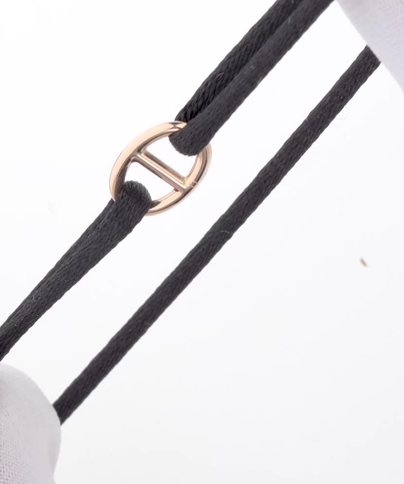 Juodo siūlo apyrankė su auksu