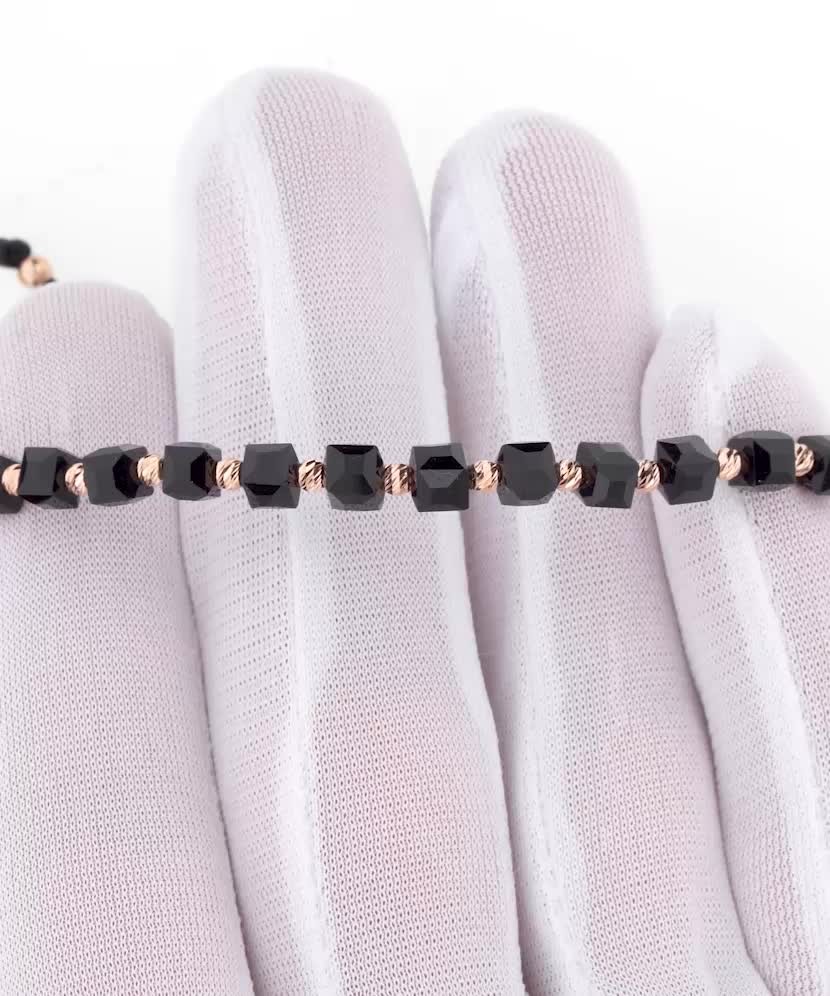 Juodo siūlo apyrankė su auksu ir oniksu