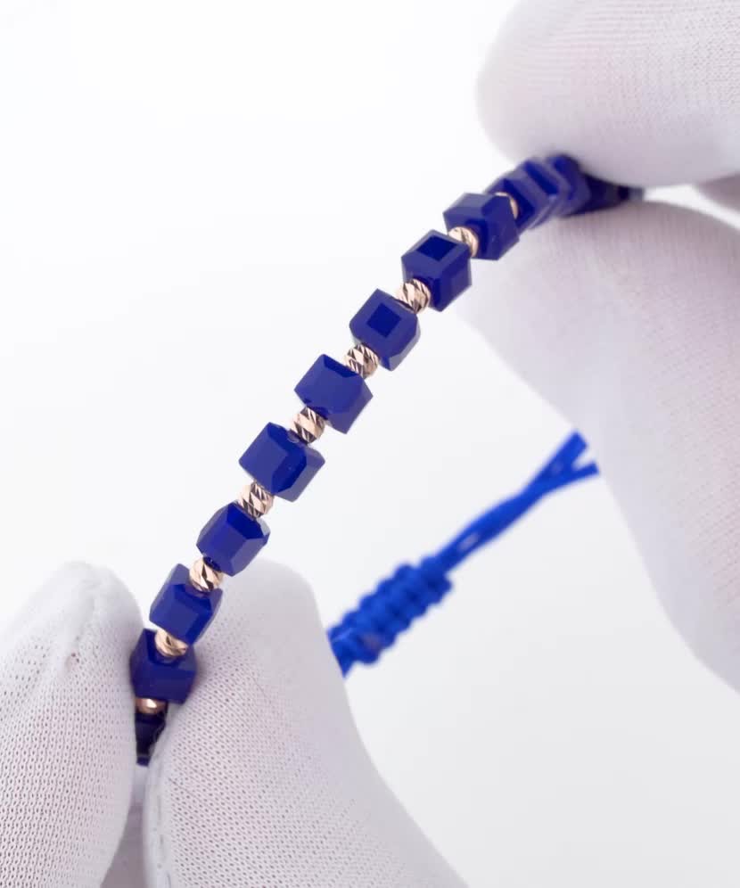 Mėlyno siūlo apyrankė su auksu ir oniksu