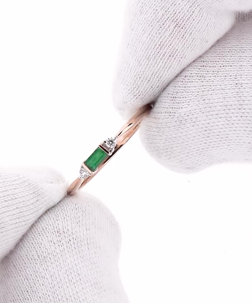 Auksinis žiedas su smaragdu ir briliantais  - Goldinga